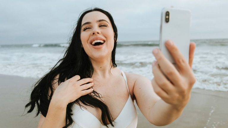 Social Media Body Image - Social media impact on self-image - Dr Azoo Cosmetic Clinic Ealing